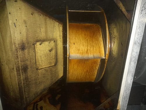 Užterštas vėdinimo įrenginio išcentrinis ventiliatorius prieš valymą