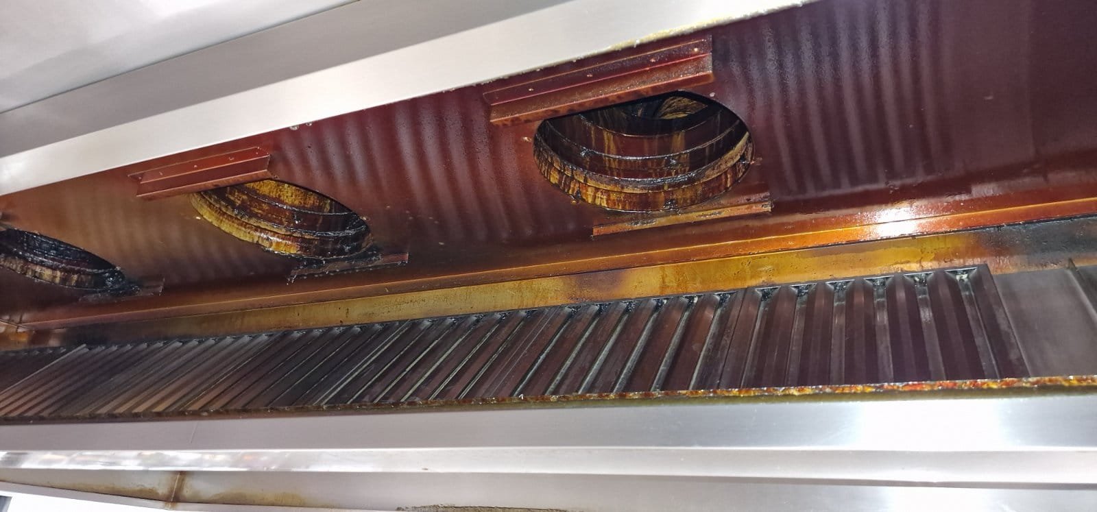Riebalais užterštas virtuvės gartraukis